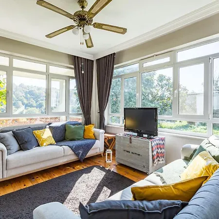 Marvelous Villa With Impressive Garden In Kartepe